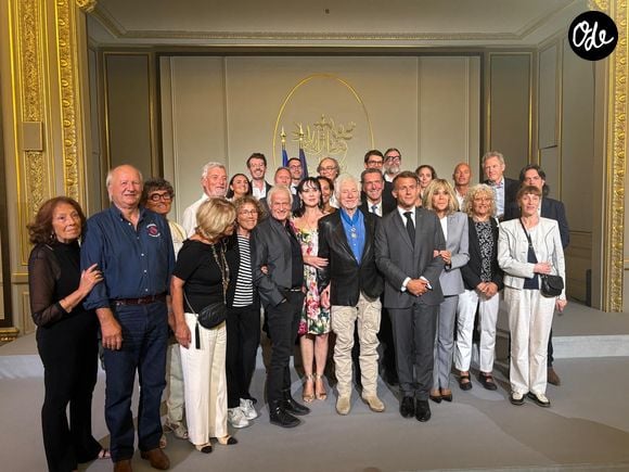"La France vous dit merci pour avoir mis des chevaux dans nos rêves et de la fraternité dans vos chansons", lui a notamment déclaré le président de la République.

Damien Nougarède, Mireille Dumas, Dave, Hugues Aufray et sa femme Murielle, Emmanuel et Brigitte Macron - Hugues Aufray (97 ans) a été élevé au rang de commandeur de l'ordre national du Mérite par Emmanuel Macron au palais de l’Elysée à Paris le 15 septembre 2026.