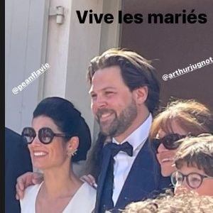 Le couple s'est dit "oui" le 25 juin 2022 lors d'une cérémonie intime organisée à Pont-de-Barret, un petit village de la Drôme.
Arthur Jugnot a épousé Flavie Péan. Le 25 juin 2022.