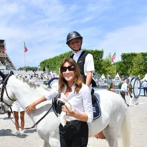 Giulia Sarkozy profite de ses vacances d'été à Deauville après son année de troisième. 

Giulia Sarkozy sur Valentine et sa mère Carla Bruni lors de la coupe Kids Cup L'Envol lors du Longines Paris Eiffel Jumping. © Perusseau / Veeren / Bestimage
