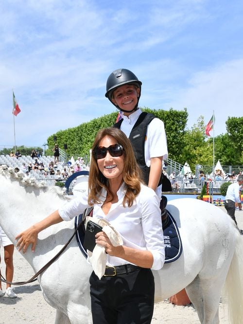 Carla Bruni : Sa fille Giulia épanouie à cheval sur la plage de la ville la plus prisée de France