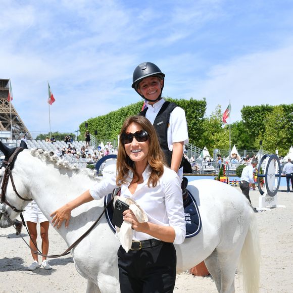 Giulia Sarkozy profite de ses vacances d'été à Deauville après son année de troisième. 

Giulia Sarkozy sur Valentine et sa mère Carla Bruni lors de la coupe Kids Cup L'Envol lors du Longines Paris Eiffel Jumping. © Perusseau / Veeren / Bestimage