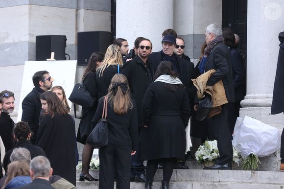 Daniel Russo, Michel Ferracci et ses fils Enzo et Mael arrivent à l'enterrement de l'actrice belge Emilie Dequenne au crématorium du cimetière du Père Lachaise à Paris, France, le 26 mars 2025. Emilie Dequenne, qui avait remporté le prix de la meilleure actrice au Festival de Cannes en 1999 pour son premier rôle dans le film Rosetta des Dardenne, est décédée à l'âge de 43 ans des suites d'un cancer rare des glandes surrénales. Photo by Jerome Domine/ABACAPRESS.COM
