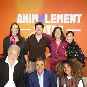 Découvrez le plateau ainsi que ses premiers invités pour démarrer cette nouvelle aventure.

Exclusif - Maître Olivia Symniacos, Raphaël Mezrahi, Docteur Sylvain Hawawini, Docteur Farah Kesri, Bernard Montiel, Maître Graziella Dode,Oli et son chien Monday, lors de la présentation de l'équipe et du plateau de la nouvelle émission "Animalement Vôtre" présentée par Bernard Montiel et diffusée le dimanche 9 novembre dès 15.45 sur France 3, à Paris, France, le 13 octobre 2025. © Jack Tribeca/Bestimage