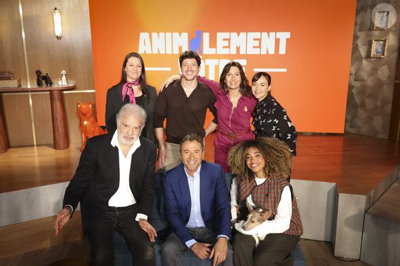 Découvrez le plateau ainsi que ses premiers invités pour démarrer cette nouvelle aventure.

Exclusif - Maître Olivia Symniacos, Raphaël Mezrahi, Docteur Sylvain Hawawini, Docteur Farah Kesri, Bernard Montiel, Maître Graziella Dode,Oli et son chien Monday, lors de la présentation de l'équipe et du plateau de la nouvelle émission "Animalement Vôtre" présentée par Bernard Montiel et diffusée le dimanche 9 novembre dès 15.45 sur France 3, à Paris, France, le 13 octobre 2025. © Jack Tribeca/Bestimage