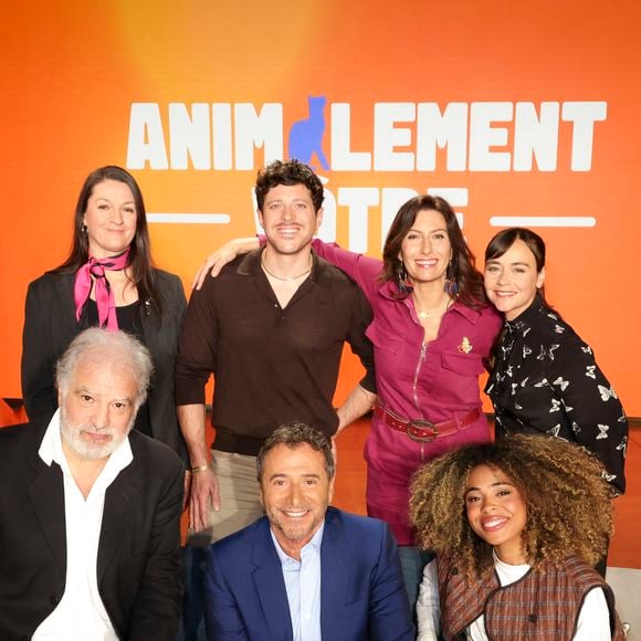 Découvrez le plateau ainsi que ses premiers invités pour démarrer cette nouvelle aventure.

Exclusif - Maître Olivia Symniacos, Raphaël Mezrahi, Docteur Sylvain Hawawini, Docteur Farah Kesri, Bernard Montiel, Maître Graziella Dode,Oli et son chien Monday, lors de la présentation de l'équipe et du plateau de la nouvelle émission "Animalement Vôtre" présentée par Bernard Montiel et diffusée le dimanche 9 novembre dès 15.45 sur France 3, à Paris, France, le 13 octobre 2025. © Jack Tribeca/Bestimage