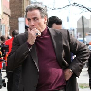 John Travolta, les cheveux gris, sur le tournage du film 'The Life and Death of John Gotti' dans le quartier de Brooklyn à New York , le 21 février 2017
Crédit : FAMEFLYNET / BESTIMAGE