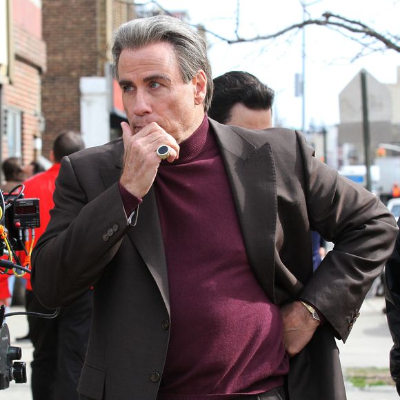 John Travolta, les cheveux gris, sur le tournage du film 'The Life and Death of John Gotti' dans le quartier de Brooklyn à New York , le 21 février 2017
Crédit : FAMEFLYNET / BESTIMAGE