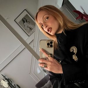 Il a d'ailleurs révélé, sans en dire plus, que d'autres grandes célébrités allaient prochainement porter ses tenues.

Emma Rotenberg, créatrice de mode et fille de Stéphane Rotenberg.