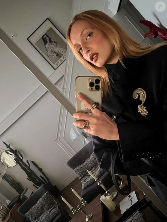 Il a d'ailleurs révélé, sans en dire plus, que d'autres grandes célébrités allaient prochainement porter ses tenues.

Emma Rotenberg, créatrice de mode et fille de Stéphane Rotenberg.