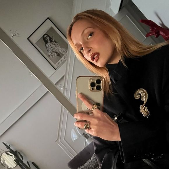 Il a d'ailleurs révélé, sans en dire plus, que d'autres grandes célébrités allaient prochainement porter ses tenues.

Emma Rotenberg, créatrice de mode et fille de Stéphane Rotenberg.