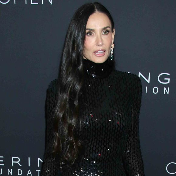 L'actrice du film "Ghost" portait une robe Gucci moulante à col montant et à manches longues, recouverte de paillettes noires scintillantes. 

Demi Moore au dîner Caring for Women de la Fondation Kering, New York le 11 septembre 2025,© PPS/Bestimage
