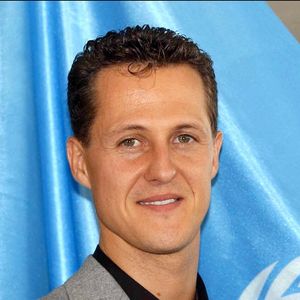 © Giancarlo Gorassini/ABACA. 33967-9. Paris-France, 15/4/2002. Le pilote allemand Michael Schumacher reçoit le titre de 'Champion de l'Unesco pour le sport' par le directeur de l'Unesco Kochiro Matsura. Photo : Michael Schumacher