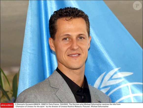 © Giancarlo Gorassini/ABACA. 33967-9. Paris-France, 15/4/2002. Le pilote allemand Michael Schumacher reçoit le titre de 'Champion de l'Unesco pour le sport' par le directeur de l'Unesco Kochiro Matsura. Photo : Michael Schumacher