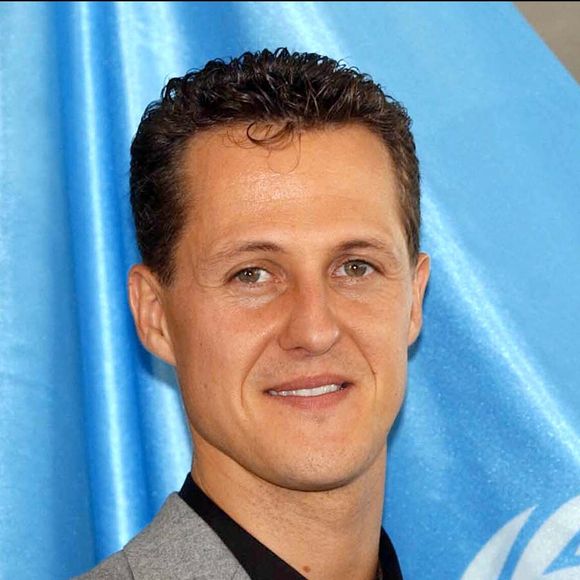 © Giancarlo Gorassini/ABACA. 33967-9. Paris-France, 15/4/2002. Le pilote allemand Michael Schumacher reçoit le titre de 'Champion de l'Unesco pour le sport' par le directeur de l'Unesco Kochiro Matsura. Photo : Michael Schumacher