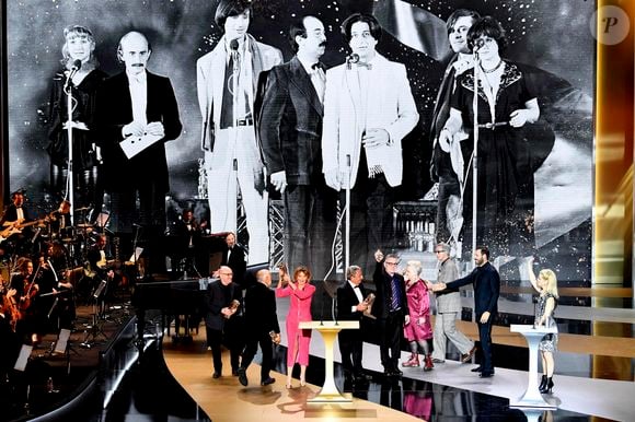 César d'anniversaire pour le Splendid  : Michel Blanc, Josiane Balasko, Thierry Lhermitte, Jonathan Cohen, Christian Clavier, Marie-Anne Chazel, Gérard Jugnot, Marina Foïs, maitresse de cérémonie sur scène lors de la 46ème cérémonie des César à l'Olympia à Paris le 12 mars 2021. ©  Bertrand Guay/ Pool / Bestimage