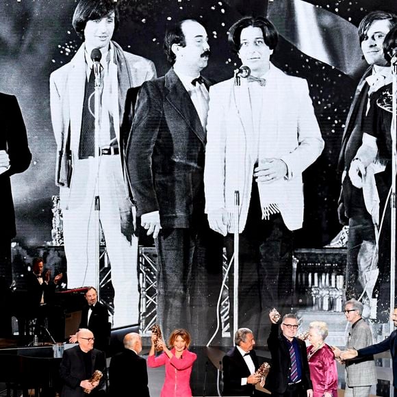 César d'anniversaire pour le Splendid  : Michel Blanc, Josiane Balasko, Thierry Lhermitte, Jonathan Cohen, Christian Clavier, Marie-Anne Chazel, Gérard Jugnot, Marina Foïs, maitresse de cérémonie sur scène lors de la 46ème cérémonie des César à l'Olympia à Paris le 12 mars 2021. ©  Bertrand Guay/ Pool / Bestimage