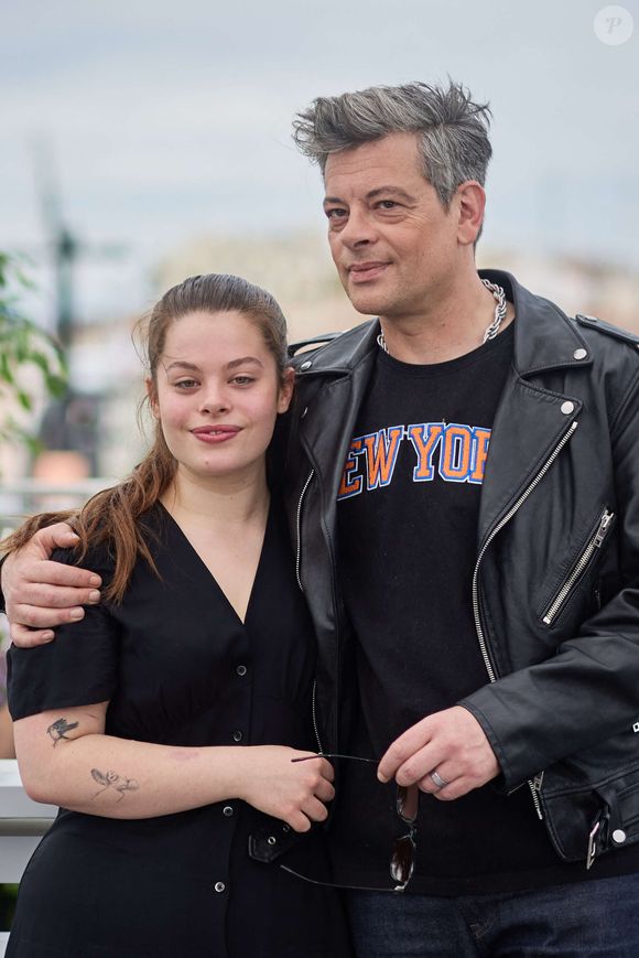 Il évoque aussi sa seconde fille, Louise, et prépare une tournée en France pour défendre son album.

Benjamin Biolay et sa fille Anna Biolay au photocall de "Rosalie" lors du 76ème Festival International du Film de Cannes, le 18 mai 2023.
© Jacovides/Moreau/Bestimage