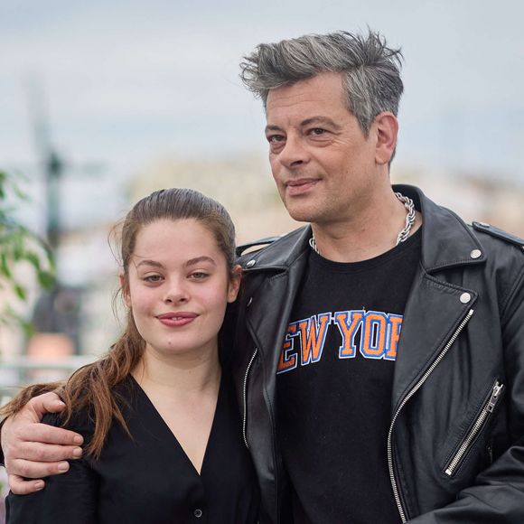Il évoque aussi sa seconde fille, Louise, et prépare une tournée en France pour défendre son album.

Benjamin Biolay et sa fille Anna Biolay au photocall de "Rosalie" lors du 76ème Festival International du Film de Cannes, le 18 mai 2023.
© Jacovides/Moreau/Bestimage