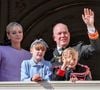 Albert et Charlene de Monaco sont des parents aimants pour leurs deux enfants : Jacques et Gabriella, 10 ans. 
 
Le prince Albert II et la princesse Charlene de Monaco, et leurs enfants le prince Jacques et la princesse Gabriella - La famille princière de Monaco au balcon du palais, à l'occasion de la Fête Nationale de Monaco © Jacovides-Bebert/Bestimage