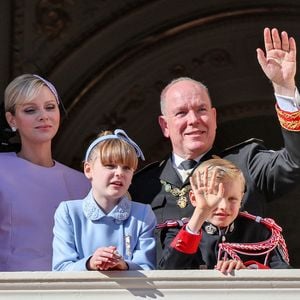 Albert et Charlene de Monaco sont des parents aimants pour leurs deux enfants : Jacques et Gabriella, 10 ans. 
 
Le prince Albert II et la princesse Charlene de Monaco, et leurs enfants le prince Jacques et la princesse Gabriella - La famille princière de Monaco au balcon du palais, à l'occasion de la Fête Nationale de Monaco © Jacovides-Bebert/Bestimage