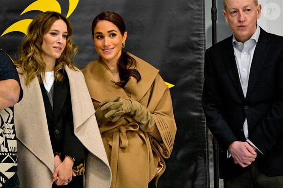 Samedi 8 février, Meghan et Harry ont dîné avec Michael Bublé et son épouse Luisana au Vij's, un restaurant indien situé au sud du centre-ville de Vancouver. 

Le prince Harry, duc de Sussex, et Meghan Markle, duchesse de Sussex, Michael Bublé et son épouse Luisana assistent à la dernière journée de l'événement "One Year to Go" avant les Invictus Games Vancouver Whistler 2025 et participent à une session de curling au Vancouver Curling Club du Hillcrest Community Centre à Vancouver, Canada, le 16 février 2024. ©Backgrid USA / Bestimage