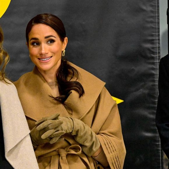 Samedi 8 février, Meghan et Harry ont dîné avec Michael Bublé et son épouse Luisana au Vij's, un restaurant indien situé au sud du centre-ville de Vancouver. 

Le prince Harry, duc de Sussex, et Meghan Markle, duchesse de Sussex, Michael Bublé et son épouse Luisana assistent à la dernière journée de l'événement "One Year to Go" avant les Invictus Games Vancouver Whistler 2025 et participent à une session de curling au Vancouver Curling Club du Hillcrest Community Centre à Vancouver, Canada, le 16 février 2024. ©Backgrid USA / Bestimage