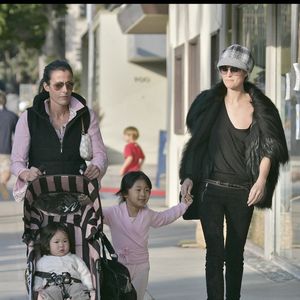 Presque deux semaines plus tard, elle a dévoilé une image respirant la sérénité

Laeticia Hallyday allant chercher sa fille Jade à l'école à Los Angeles avec sa fille Joy en 2009