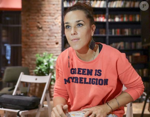 Zaz (Isabelle Geffroy) en interview pour l'agence Tass à Moscou au café Blanc le 9 août 2019. Elle porte un sweat engagé avec la mention "Green is my religion".
© Vyacheslav Prokofyev / Tass / Bestimage