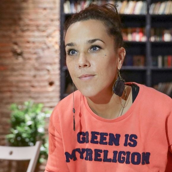 Zaz (Isabelle Geffroy) en interview pour l'agence Tass à Moscou au café Blanc le 9 août 2019. Elle porte un sweat engagé avec la mention "Green is my religion".
© Vyacheslav Prokofyev / Tass / Bestimage