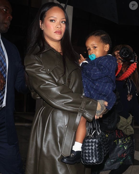 Rihanna et son fils, Riot, à Los Angelas.

Photo : Backgrid USA / Bestimage