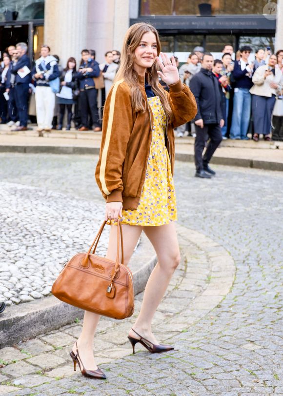 Barbara Palvin aux arrivées au défilé Miu Miu Collection Femme Prêt-à-Porter Automne/Hiver 2026-2027 lors de la Fashion Week de Paris (PFW) au palais d'lena conseil Economique, social et environnemental, à Paris, France, le 10 mars 2026. © Denis Guignebourg/Bestimage