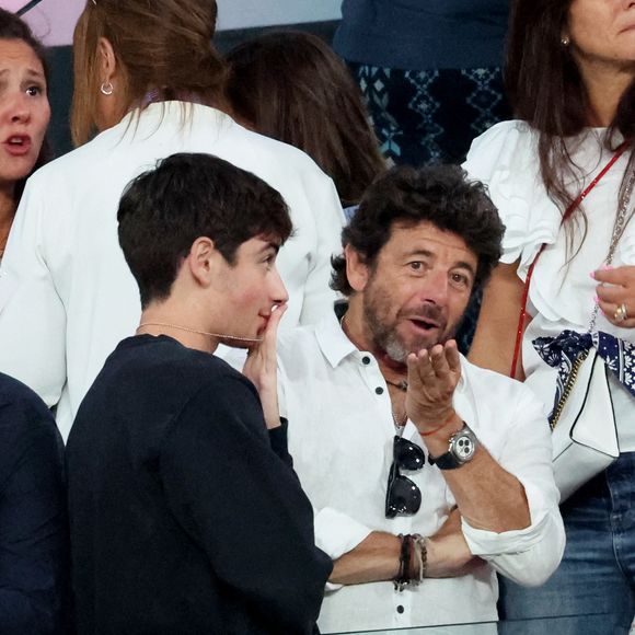 Patrick Bruel et son fils Léon lors des Jeux Olympiques de Paris 2024 à l'Arena Bercy, le 10 août 2024.