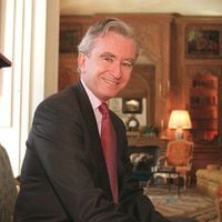 "J’ai une des plus belles collections de…" : Visite du bureau de Bernard Arnault où des pièces d’un artiste très prisé sont mises en lumière