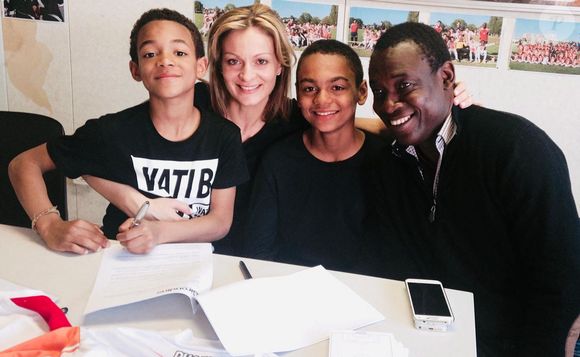 Exclusif - Audrey Crespo-Mara, son mari Aliou Mara, leurs fils Sékou (2002) et Lamine (2005) le 26 avril 2015 à Bordeaux.
Crédit : Agence / Bestimage