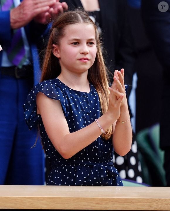 L'imitation n'est pas le seul talent de la jeune princesse Charlotte. Elle a également une passion pour la danse. 

La princesse Charlotte dans la loge royale le quatorzième jour des championnats de Wimbledon 2024 au All England Lawn Tennis and Croquet Club, à Londres. UK, le dimanche 14 juillet 2024.