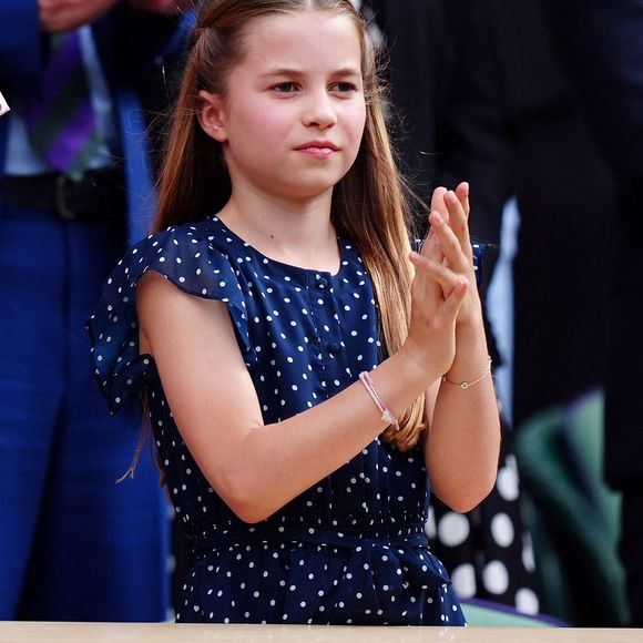 L'imitation n'est pas le seul talent de la jeune princesse Charlotte. Elle a également une passion pour la danse. 

La princesse Charlotte dans la loge royale le quatorzième jour des championnats de Wimbledon 2024 au All England Lawn Tennis and Croquet Club, à Londres. UK, le dimanche 14 juillet 2024.