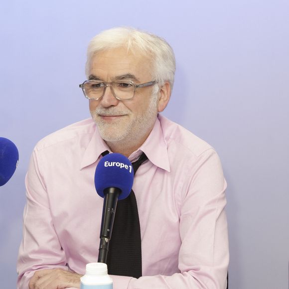 Exclusif - Pascal Praud - C.Hanouna avec ses chroniqueurs G.Maillet, E.Naulleau, G.Le Bret, V.Benaim, R.Aabou, et les invités du jour, P.Praud, M.Vallet, E.Zemmour et M.Valls, aux commandes de l’émission "On Marche Sur La Tête"  diffusée en direct sur les ondes de radio Europe 1, à Paris, France. © Jack Tribeca/Bestimage
