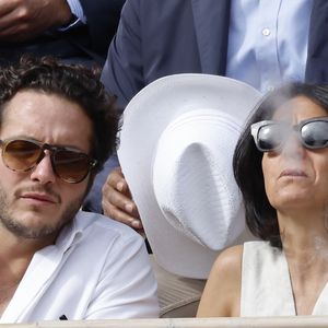 Florence Foresti l’a d'ailleurs encouragé à faire de la radio et a même inspiré certains de ses personnages, comme il l’a expliqué à "Paris Match".

Florence Foresti et son compagnon Alexandre Kominek - People dans les tribunes lors des Internationaux de France de Tennis de Roland Garros 2022 à Paris le 29 mai 2022. © Cyril Moreau/Bestimage