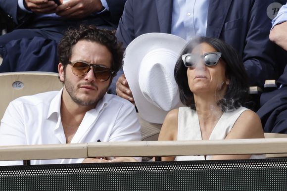 Florence Foresti l’a d'ailleurs encouragé à faire de la radio et a même inspiré certains de ses personnages, comme il l’a expliqué à "Paris Match".

Florence Foresti et son compagnon Alexandre Kominek - People dans les tribunes lors des Internationaux de France de Tennis de Roland Garros 2022 à Paris le 29 mai 2022. © Cyril Moreau/Bestimage