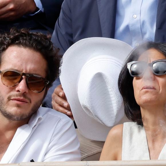 Florence Foresti l’a d'ailleurs encouragé à faire de la radio et a même inspiré certains de ses personnages, comme il l’a expliqué à "Paris Match".

Florence Foresti et son compagnon Alexandre Kominek - People dans les tribunes lors des Internationaux de France de Tennis de Roland Garros 2022 à Paris le 29 mai 2022. © Cyril Moreau/Bestimage
