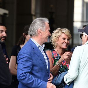 Et pour cause, on découvre un William Leymergie en short et t-shirt bleu, haltères en main, en pleine séance sous l'œil vigilant d'un coach sportif personnel.

Eric Dupond-Moretti, Ibrahim Maalouf, William Leymergie et sa compagne Sophie Davant, Gérard Darmon - Mariage de Claude Lelouch à la mairie du 18ème à Paris. Le 17 juin 2023 Agence / Bestimage