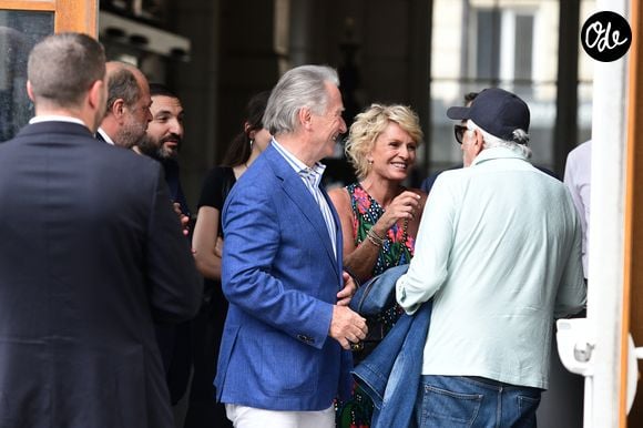 Et pour cause, on découvre un William Leymergie en short et t-shirt bleu, haltères en main, en pleine séance sous l'œil vigilant d'un coach sportif personnel.

Eric Dupond-Moretti, Ibrahim Maalouf, William Leymergie et sa compagne Sophie Davant, Gérard Darmon - Mariage de Claude Lelouch à la mairie du 18ème à Paris. Le 17 juin 2023 Agence / Bestimage