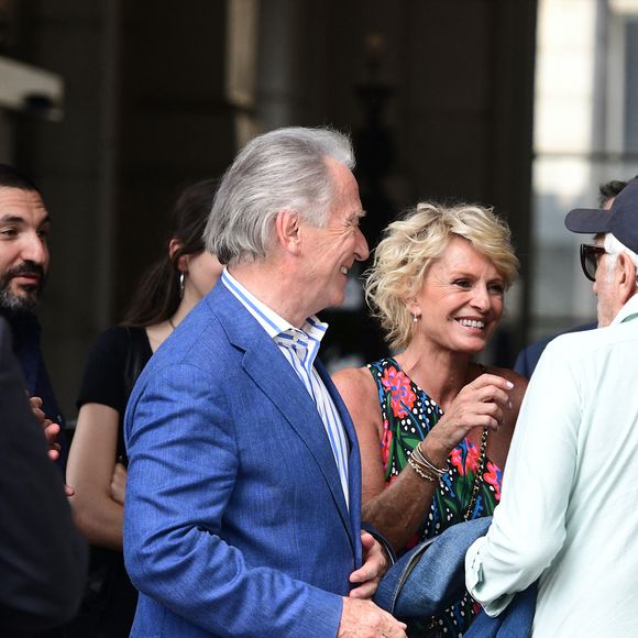 Et pour cause, on découvre un William Leymergie en short et t-shirt bleu, haltères en main, en pleine séance sous l'œil vigilant d'un coach sportif personnel.

Eric Dupond-Moretti, Ibrahim Maalouf, William Leymergie et sa compagne Sophie Davant, Gérard Darmon - Mariage de Claude Lelouch à la mairie du 18ème à Paris. Le 17 juin 2023 Agence / Bestimage