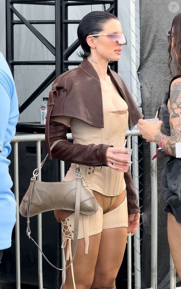 Son look a relancé les débats sur la provocation vestimentaire chez les célébrités.
Julia Fox à Coachella. Photo pas Backgrid USA / Bestimage