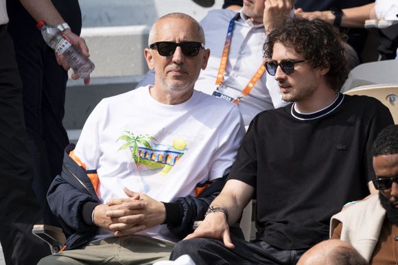 Gad Elmaleh avec son fils Noé en tribunes lors de la finale messieurs des Internationaux de France de Tennis de Roland Garros 2025 (jour 15), à Paris, France, le 8 juin 2025. © Cyril Moreau/Bestimage