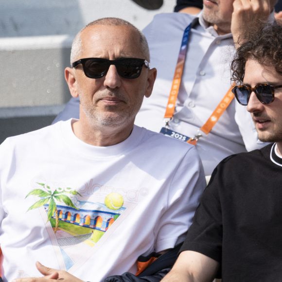 Gad Elmaleh avec son fils Noé en tribunes lors de la finale messieurs des Internationaux de France de Tennis de Roland Garros 2025 (jour 15), à Paris, France, le 8 juin 2025. © Cyril Moreau/Bestimage