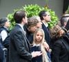 Aurélien Enthoven (fils de Carla Bruni), Jean Sarkozy et Giulia Sarkozy - Le clan Sarkozy à la sortie du domicile de Nicolas Sarkozy domicile parisien avant son incarcération à la prison de La Santé à Paris, France, le 21 octobre 2025. Nicolas Sarkozy purgera une peine de cinq ans de prison après avoir été reconnu coupable d'association de malfaiteurs en lien avec un projet de financement de la campagne électorale de 2007 de l'ancien dictateur libyen Mouammar Kadhafi. Nicolas Sarkozy, qui a connu de nombreux ennuis judiciaires depuis sa défaite à la réélection en 2012, sera incarcéré le 21 octobre 2025 pour un projet visant à obtenir des fonds libyens pour sa campagne présidentielle victorieuse de 2007, devenant ainsi le premier ancien dirigeant d'un pays de l'Union européenne à purger une peine de prison. L'ancien dirigeant français a fait appel du verdict et dénoncé une "injustice". © Bestimage