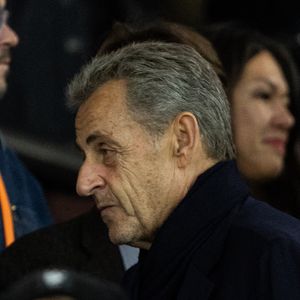 Cette apparition intervient alors que son mari Nicolas Sarkozy vient d’être condamné dans l’affaire des financements libyens.
Nicolas Sarkozy dans les tribunes lors du match de Ligue 1 McDonald's "PSG - Auxerre (2-0)" au Parc des Princes à Paris, le 27 septembre 2025.

© Cyril Moreau/Bestimage