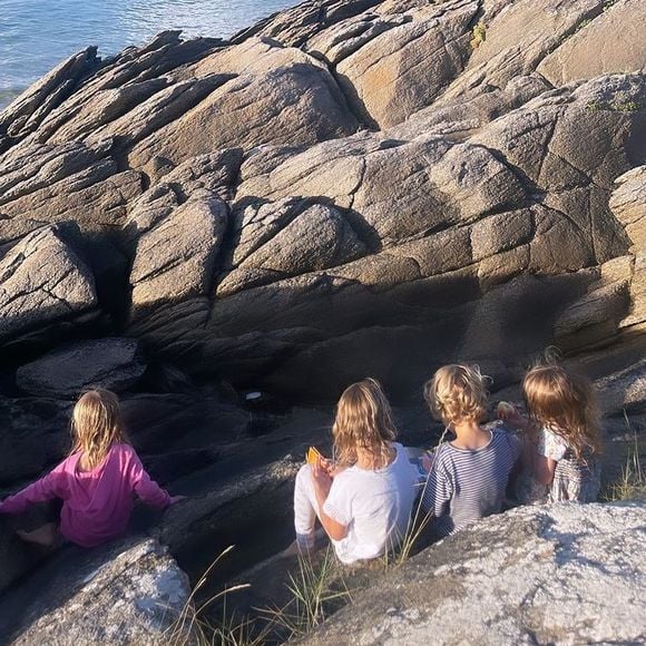 Il s'est notamment confié sur leur éducation

Pierre Niney en vacances avec Natasha Andrews en famille.