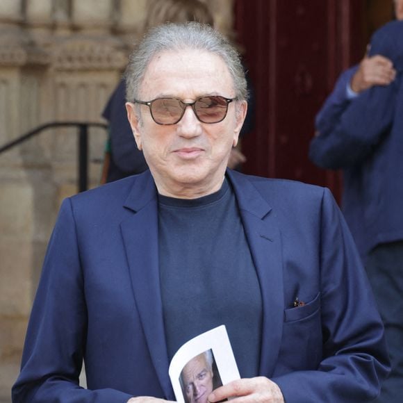 Depuis son dernier étage avec vue sur la tour Eiffel, il s'entretient activement et profite de ce quartier qu'il affectionne tant.

Michel Drucker assistant aux obsèques de Philippe Labro à l'église Saint Germain des Prés à Paris, France, le 13 juin 2025. Philippe Labro, journaliste, auteur, réalisateur et compositeur prolifique, est décédé à 88 ans des suites d'un cancer le 4 juin. Photo par Nasser Berzane/ABACAPRESS.COM